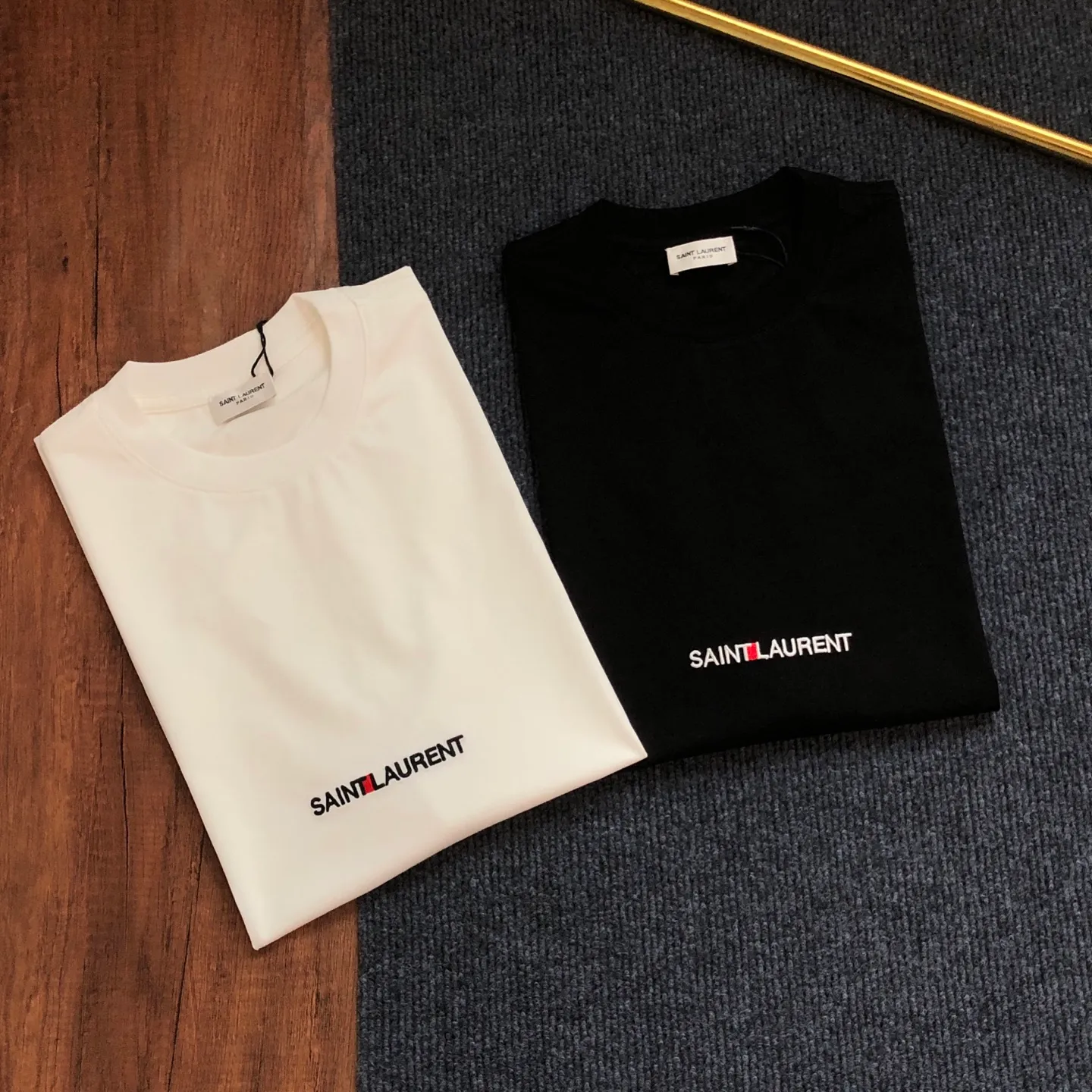 Saint Laurent 2026ss New Arrival logo T ⚠ ⚠ ⚠ Quality Same Style ， ， ， 210G Versatile Quality : Black White Size : S ～ XXL S : 104 69 41.5 17.5 M : 108 71 43 18 L : 112 73 44.5 18.5 XL : 116 75 46 19 XXL : 120 77 47.5 19.5